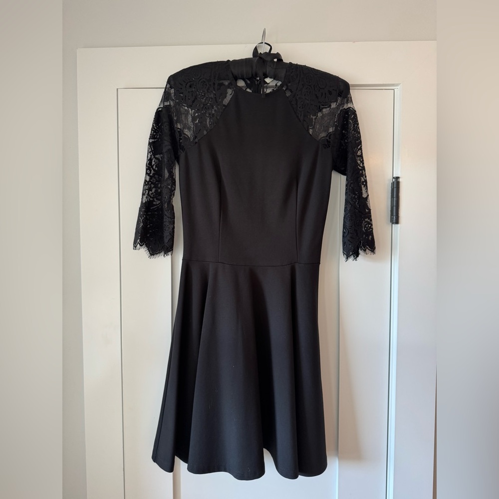 BB DAKOTA sheer lace 3/4 sleeve dress with lace back. Size XS.
